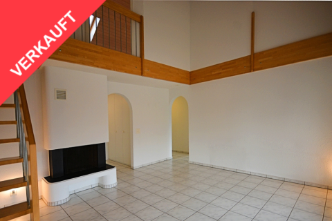 Charmante 4.5-Zimmer-Maisonette-Attika mit Cheminée und Balkon ins Grüne