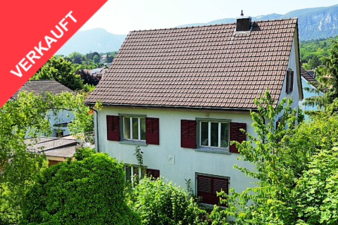 Sanierungsbedürftiges Zweifamilienhaus an bester Lage