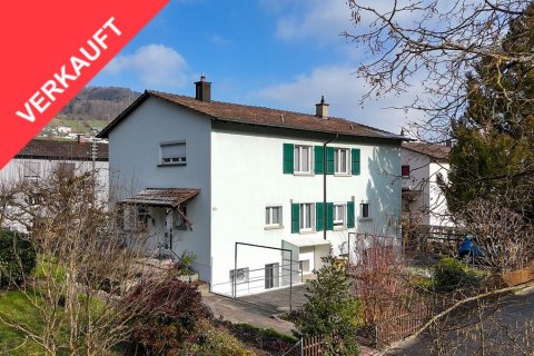 Charmante Doppelhaushälfte mit Garten, Wohnen am sonnigen Südfuss des Hauensteins